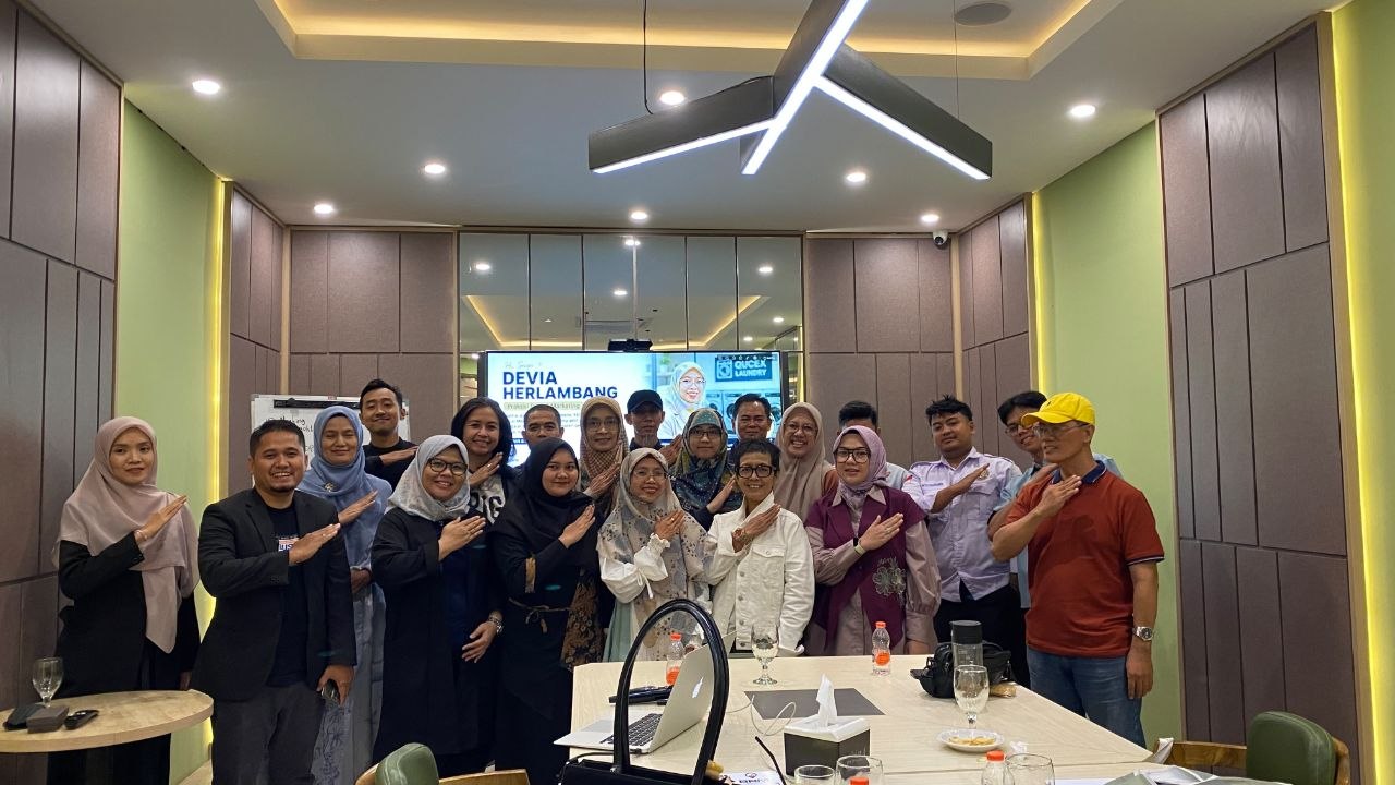 Devia Herlambang bersama peserta pelatihan digital marketing bisnis laundry