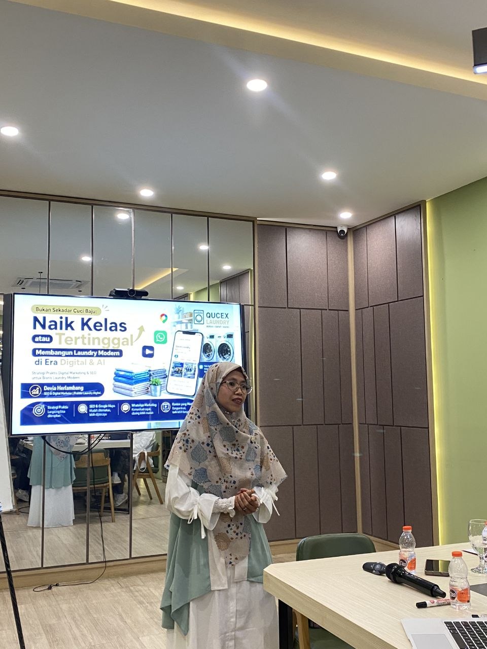 Devia Herlambang membawakan materi digital marketing untuk pemilik bisnis laundry